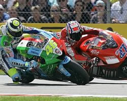 Interior con el que Rossi adelanta a Stoner. (Foto: EFE)